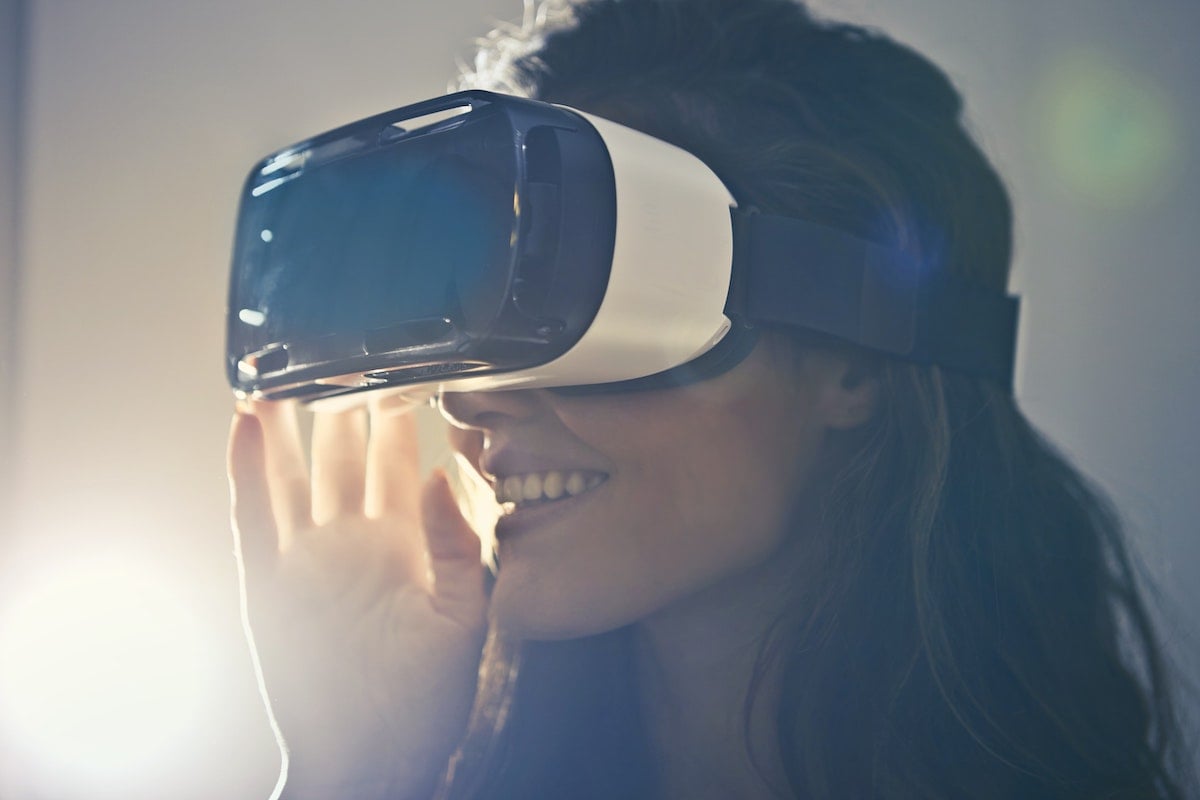 Women Uses AR Device Augmented Reality Shopping Trends 2020